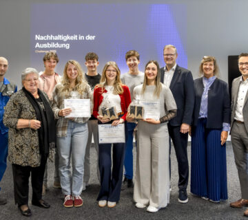 Große Freude herrschte im Berufsbildungswerk bei der offiziellen Preisverleihung (v l ): Holger Hackbarth, Sieglinde Foidl Dreißer, Georg Biber, Lina Mohr, Lukas Bürgel, Angelika Grimm, Hannes Lindner, Siglinde Horn, Richard Stubenvoll, Prof  Dr  Barbara Kreis Engelhardt und Peter Gigler 