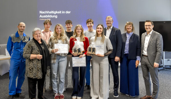 Große Freude herrschte im Berufsbildungswerk bei der offiziellen Preisverleihung (v.l.): Holger Hackbarth, Sieglinde Foidl-Dreißer, Georg Biber, Lina Mohr, Lukas Bürgel, Angelika Grimm, Hannes Lindner, Siglinde Horn, Richard Stubenvoll, Prof. Dr. Barbara Kreis-Engelhardt und Peter Gigler.