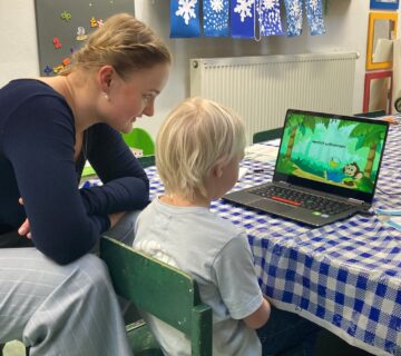 Foto: Wie viele Bananen kriegt der Affe? Das Wissenschaftsteam der Uni Tübingen testete die Vorschulkinder des Maria Ward Altstadtkindergartens auf Reaktionszeit und Zahlenverständnis  Fotocredit: Altstadtkindergarten Maria Ward