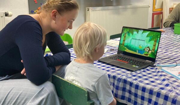 Foto: Wie viele Bananen kriegt der Affe? Das Wissenschaftsteam der Uni Tübingen testete die Vorschulkinder des Maria Ward Altstadtkindergartens auf Reaktionszeit und Zahlenverständnis. Fotocredit: Altstadtkindergarten Maria-Ward