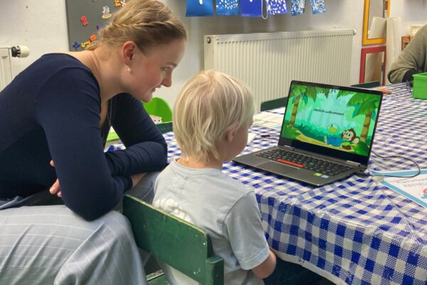 Foto: Wie viele Bananen kriegt der Affe? Das Wissenschaftsteam der Uni Tübingen testete die Vorschulkinder des Maria Ward Altstadtkindergartens auf Reaktionszeit und Zahlenverständnis. Fotocredit: Altstadtkindergarten Maria-Ward
