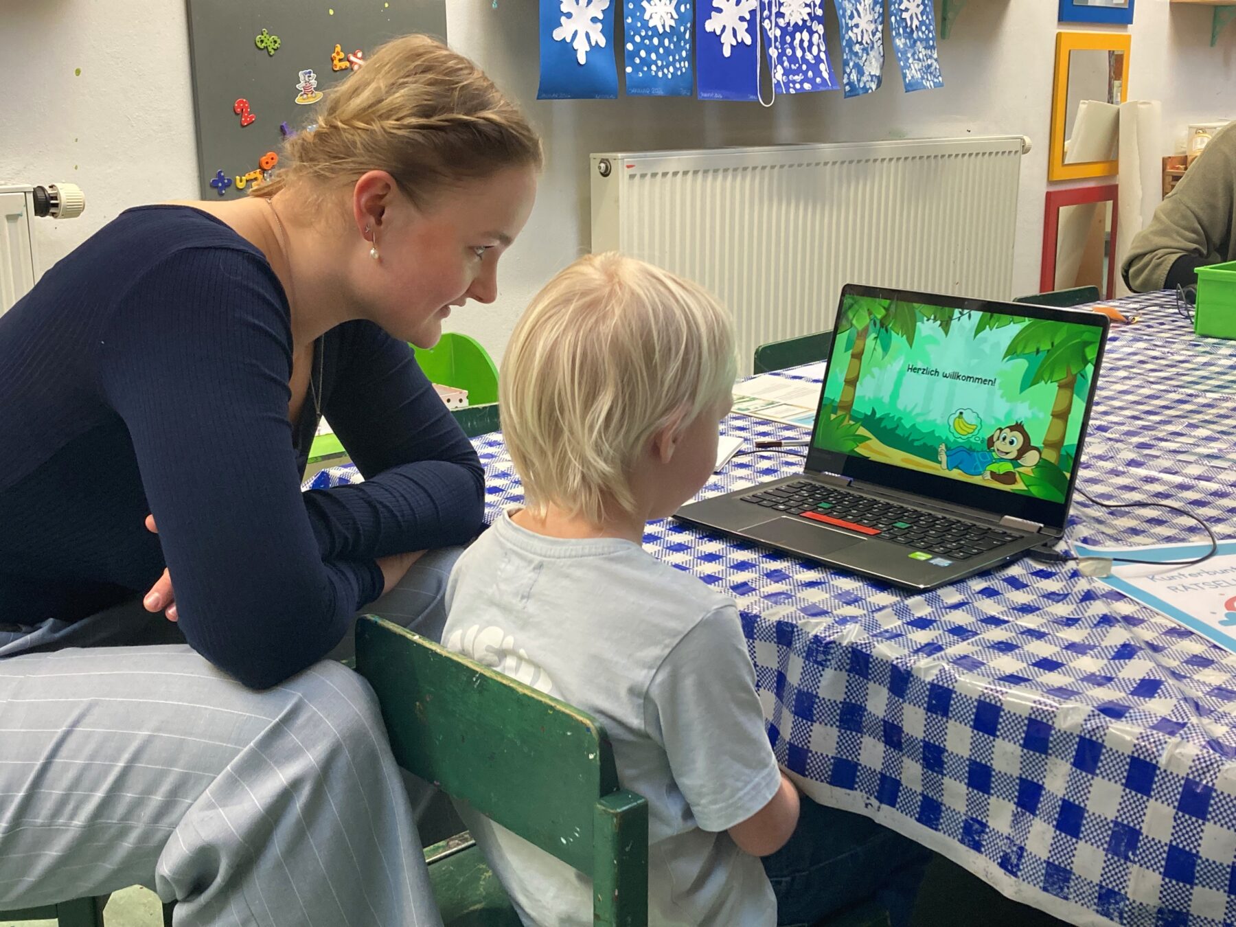 Foto: Wie viele Bananen kriegt der Affe? Das Wissenschaftsteam der Uni Tübingen testete die Vorschulkinder des Maria Ward Altstadtkindergartens auf Reaktionszeit und Zahlenverständnis Fotocredit: Altstadtkindergarten Maria Ward
