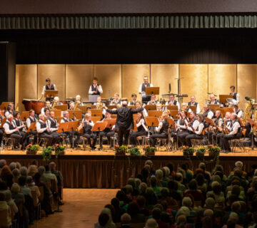Die Musikerinnen und Musiker der Werkkapelle im Festsaal des WACKER Belegschaftshauses  (Quelle: WACKER)