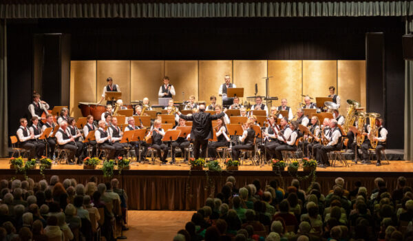 Frühjahrskonzert der WACKER-Werkkapelle Die Musikerinnen und Musiker der Werkkapelle im Festsaal des WACKER Belegschaftshauses. (Quelle: WACKER)