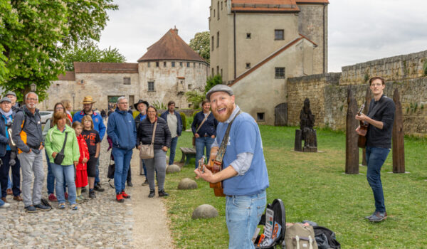Music for Peace zieht viele Menschen in die Altstadt und auf die weltlängste Burg.