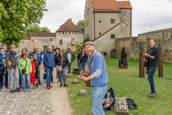 Music for Peace zieht viele Menschen in die Altstadt und auf die weltlängste Burg.