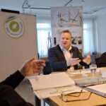 Reger Austausch bei der Sitzung des Entscheidungsgremiums: (von links) Öko Modellregions Manager Thomas Reiter sowie Kastls Bürgermeister Martin Zwislsperger und Andreas Bentlage von der Firma Barnhouse 