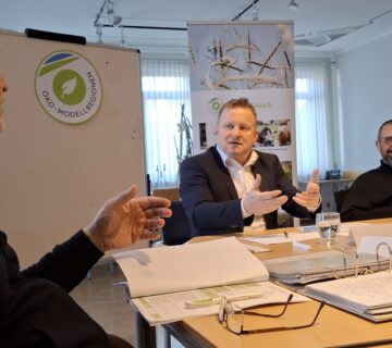 Reger Austausch bei der Sitzung des Entscheidungsgremiums: (von links) Öko Modellregions Manager Thomas Reiter sowie Kastls Bürgermeister Martin Zwislsperger und Andreas Bentlage von der Firma Barnhouse 