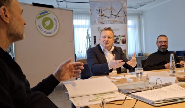 Reger Austausch bei der Sitzung des Entscheidungsgremiums: (von links) Öko-Modellregions-Manager Thomas Reiter sowie Kastls Bürgermeister Martin Zwislsperger und Andreas Bentlage von der Firma Barnhouse.
