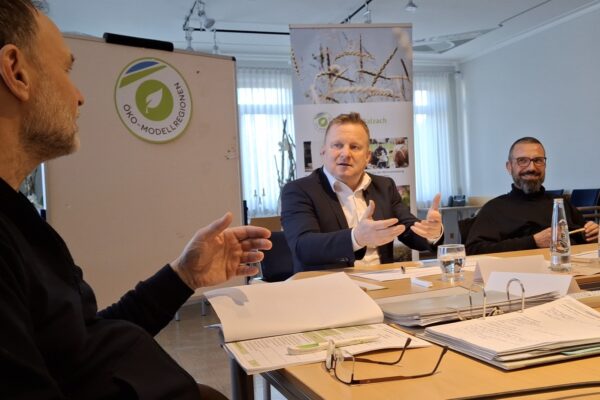 Reger Austausch bei der Sitzung des Entscheidungsgremiums: (von links) Öko-Modellregions-Manager Thomas Reiter sowie Kastls Bürgermeister Martin Zwislsperger und Andreas Bentlage von der Firma Barnhouse.
