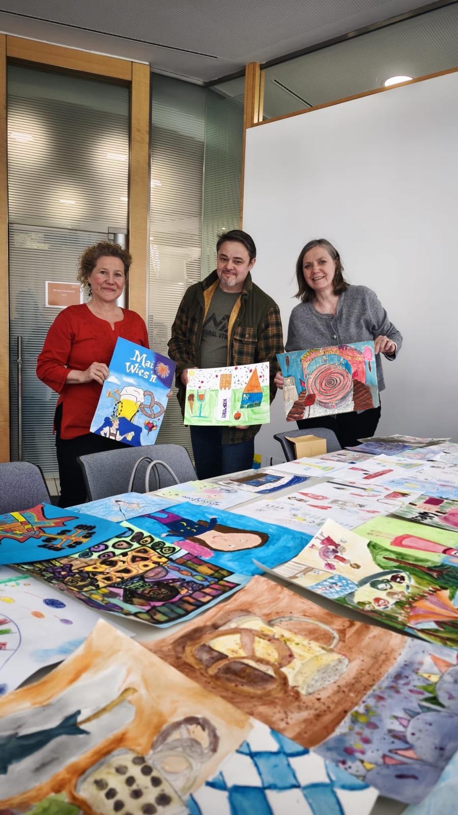 Die Jury des 1  Mai Wies’n Malwettbewerbs (v  l ): Sabina Schneider Reisinger, Klaus Richter und Petra Forstpointner 