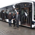 Sie sind von den neuen E Bussen überzeugt (v l ) Ordnungsamtleiter Martin Hinterwinkler, Brodschelm Chefin Isabelle Brodschelm sowie Erster Bürgermeister Florian Schneider  Fotocredit: Stadt Burghausen/tg