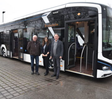 Sie sind von den neuen E Bussen überzeugt (v l ) Ordnungsamtleiter Martin Hinterwinkler, Brodschelm Chefin Isabelle Brodschelm sowie Erster Bürgermeister Florian Schneider  Fotocredit: Stadt Burghausen/tg