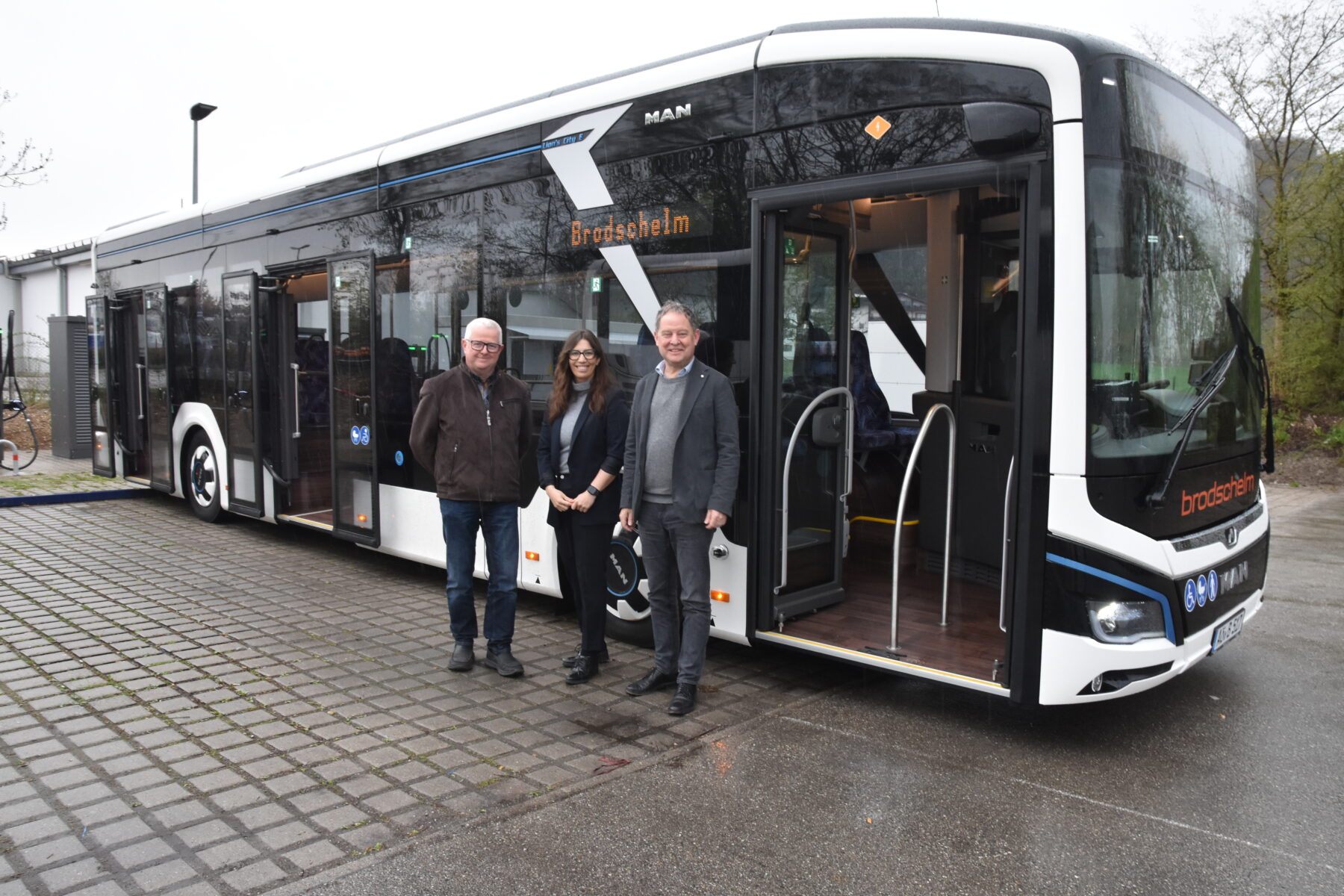 Sie sind von den neuen E Bussen überzeugt (v l ) Ordnungsamtleiter Martin Hinterwinkler, Brodschelm Chefin Isabelle Brodschelm sowie Erster Bürgermeister Florian Schneider  Fotocredit: Stadt Burghausen/tg