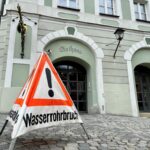 Wasserrohrbruch vor dem Burghauser Rathaus am 21 04 2026  Daher kommt es wegen der Reparaturarbeiten zu Einschränkungen  Foto Stadt Burghausen / köx