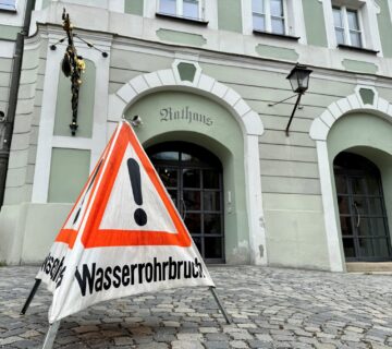 Wasserrohrbruch vor dem Burghauser Rathaus am 21 04 2026  Daher kommt es wegen der Reparaturarbeiten zu Einschränkungen  Foto Stadt Burghausen / köx
