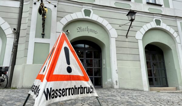 Wasserrohrbruch vor dem Burghauser Rathaus am 21.04.2026. Daher kommt es wegen der Reparaturarbeiten zu Einschränkungen. Foto Stadt Burghausen / köx