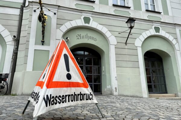 Wasserrohrbruch vor dem Burghauser Rathaus am 21.04.2026. Daher kommt es wegen der Reparaturarbeiten zu Einschränkungen. Foto Stadt Burghausen / köx