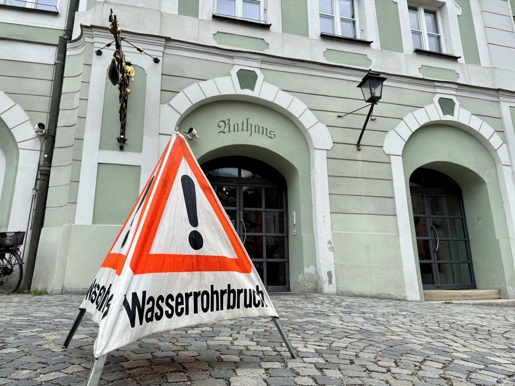Wasserrohrbruch vor dem Burghauser Rathaus am 21 04 2026  Daher kommt es wegen der Reparaturarbeiten zu Einschränkungen  Foto Stadt Burghausen / köx