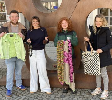 Foto: Marcel Anslinger (v l ) Leiter des Freizeitheims, Christin Moll Leiterin der Stadtbibliothek sowie Lena Reinheckel FÖJ im Umweltamt und Ines Huber vom städtischen Umweltamt Burghausen 