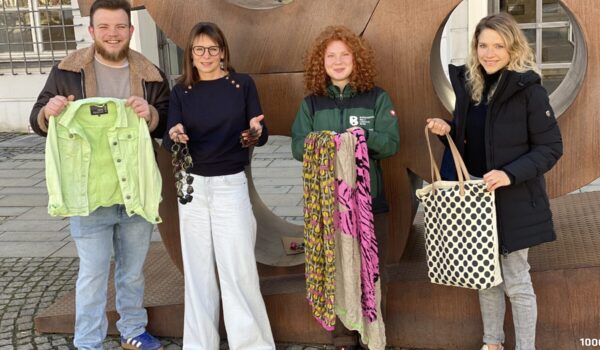 Foto: Marcel Anslinger (v.l.) Leiter des Freizeitheims, Christin Moll Leiterin der Stadtbibliothek sowie Lena Reinheckel FÖJ im Umweltamt und Ines Huber vom städtischen Umweltamt Burghausen.