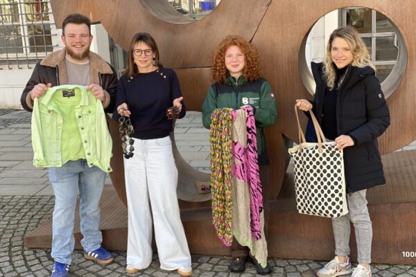 Foto: Marcel Anslinger (v.l.) Leiter des Freizeitheims, Christin Moll Leiterin der Stadtbibliothek sowie Lena Reinheckel FÖJ im Umweltamt und Ines Huber vom städtischen Umweltamt Burghausen.