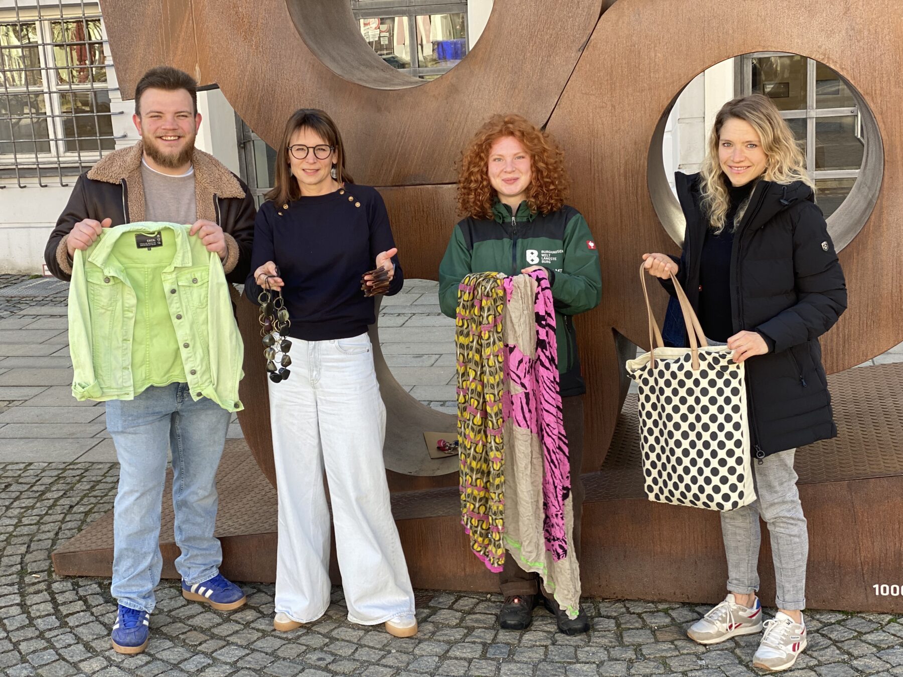 Foto: Marcel Anslinger (v l ) Leiter des Freizeitheims, Christin Moll Leiterin der Stadtbibliothek sowie Lena Reinheckel FÖJ im Umweltamt und Ines Huber vom städtischen Umweltamt Burghausen 