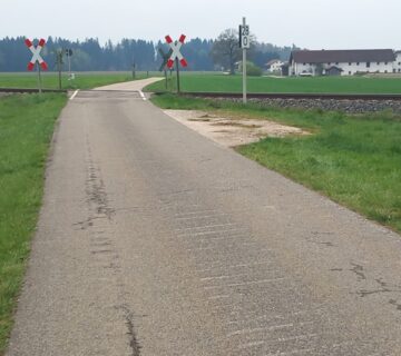 Mit dem Ausbau des Bahnübergangs wird langfristig ein wichtiger Beitrag zur Sicherheit im Straßen  und Bahnverkehr geleistet  Foto: Stadt Burghausen / Tiefbauamt