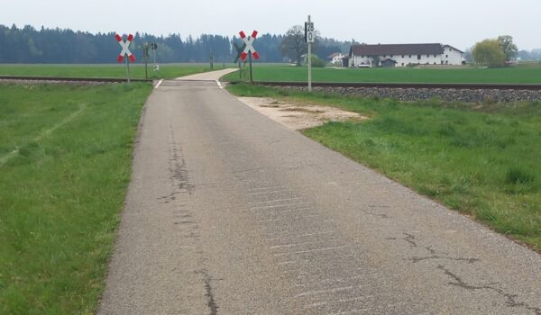 Mit dem Ausbau des Bahnübergangs wird langfristig ein wichtiger Beitrag zur Sicherheit im Straßen- und Bahnverkehr geleistet. Foto: Stadt Burghausen / Tiefbauamt