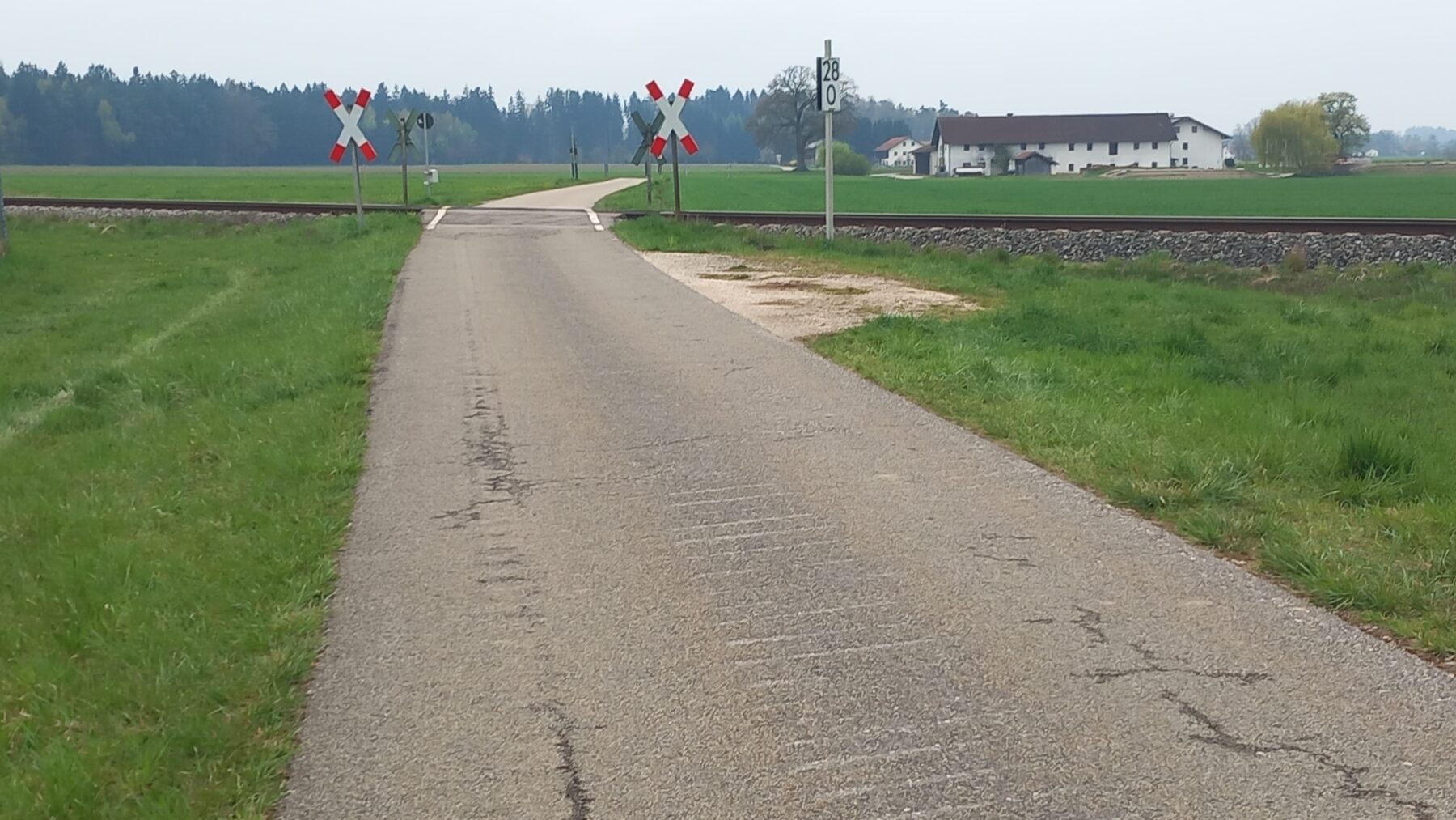 Mit dem Ausbau des Bahnübergangs wird langfristig ein wichtiger Beitrag zur Sicherheit im Straßen  und Bahnverkehr geleistet  Foto: Stadt Burghausen / Tiefbauamt