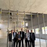 Die Baustelle des Forschungszentrums mit Technikum hat Minister Markus Blume (Mitte) kürzlich in Augenschein genommen, begleitet von Burghausens Bürgermeister Florian Schneider (von links), Wifög Geschäftsführer Christian Hackl und Landrat Erwin Schneider sowie dem künftigen Landrat Tobias Windhorst (von rechts), Wifög Geschäftsführer Markus Nußbaumer und MdL Martin Huber 