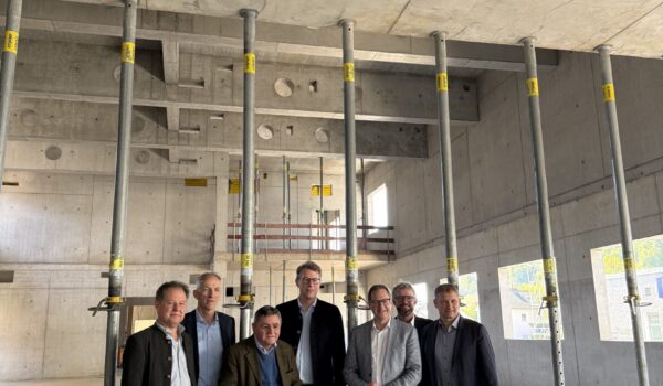 Die Baustelle des Forschungszentrums mit Technikum hat Minister Markus Blume (Mitte) kürzlich in Augenschein genommen, begleitet von Burghausens Bürgermeister Florian Schneider (von links), Wifög-Geschäftsführer Christian Hackl und Landrat Erwin Schneider sowie dem künftigen Landrat Tobias Windhorst (von rechts), Wifög-Geschäftsführer Markus Nußbaumer und MdL Martin Huber.