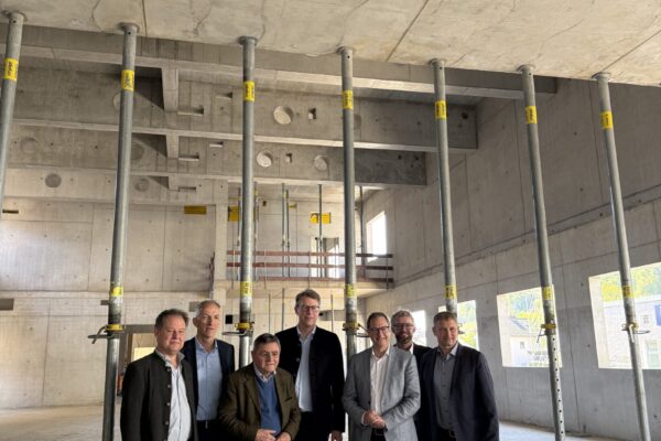 Die Baustelle des Forschungszentrums mit Technikum hat Minister Markus Blume (Mitte) kürzlich in Augenschein genommen, begleitet von Burghausens Bürgermeister Florian Schneider (von links), Wifög-Geschäftsführer Christian Hackl und Landrat Erwin Schneider sowie dem künftigen Landrat Tobias Windhorst (von rechts), Wifög-Geschäftsführer Markus Nußbaumer und MdL Martin Huber.