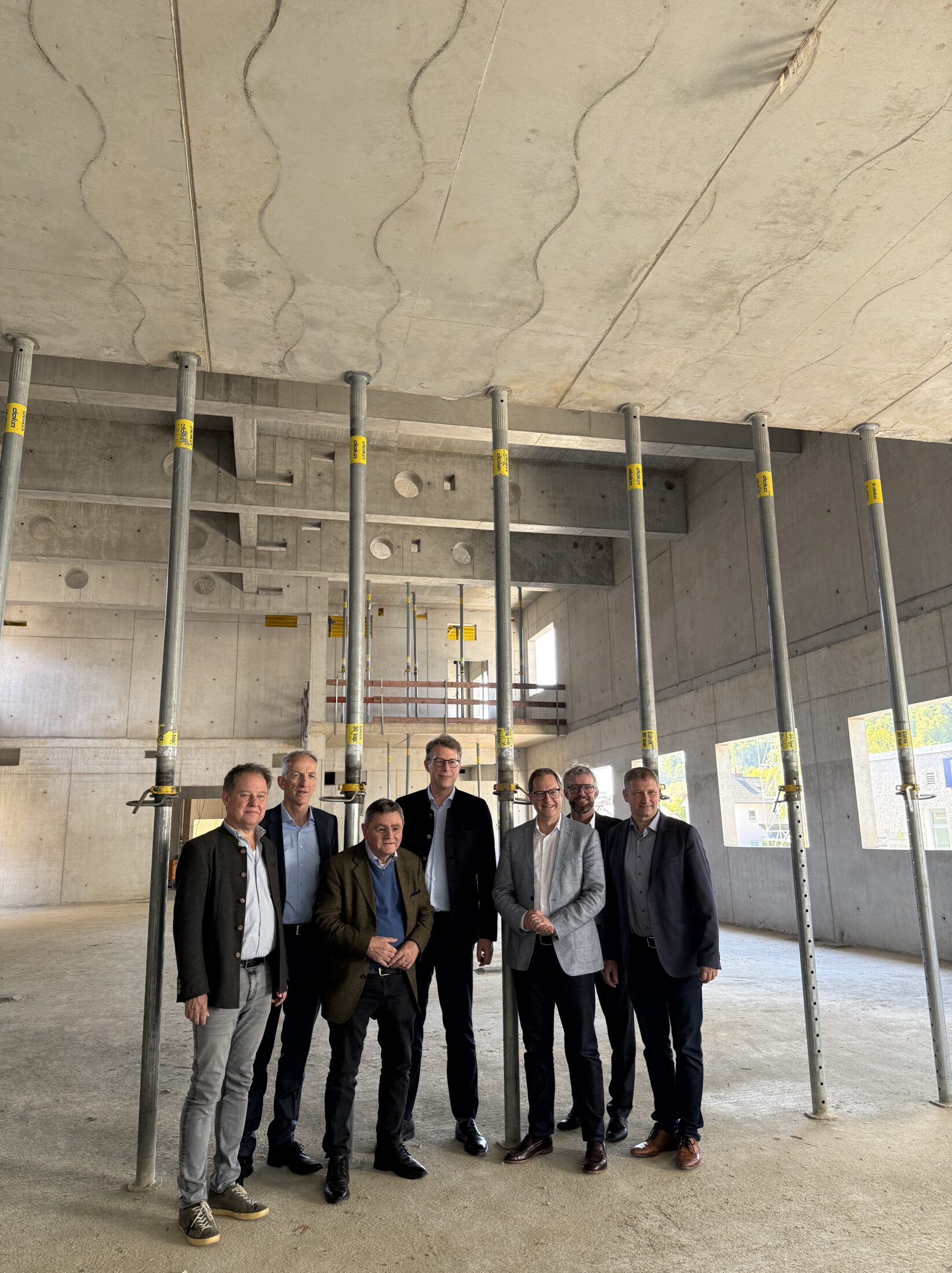 Die Baustelle des Forschungszentrums mit Technikum hat Minister Markus Blume (Mitte) kürzlich in Augenschein genommen, begleitet von Burghausens Bürgermeister Florian Schneider (von links), Wifög Geschäftsführer Christian Hackl und Landrat Erwin Schneider sowie dem künftigen Landrat Tobias Windhorst (von rechts), Wifög Geschäftsführer Markus Nußbaumer und MdL Martin Huber 