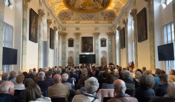 Hochkarätige Gäste im Gespräch: Mit Altbürgermeister Hans Steindl, Prof. Dr. Dr. h.c. mult. emeritus Wolfgang A. Herrmann (TUM) und Generalkonservator Mathias Pfeil vom Bayerischen Landesamt für Denkmalpflege.