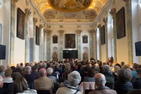 Hochkarätige Gäste im Gespräch: Mit Altbürgermeister Hans Steindl, Prof. Dr. Dr. h.c. mult. emeritus Wolfgang A. Herrmann (TUM) und Generalkonservator Mathias Pfeil vom Bayerischen Landesamt für Denkmalpflege.