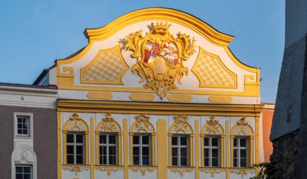 Geschichte auf Schritt und Tritt erfährt man bei der öffentlichen Altstadtführung in Burghausen, die ab 4. April wieder jeden ersten Samstag im Monat stattfindet. Fotocredit: Burghauser Touristik