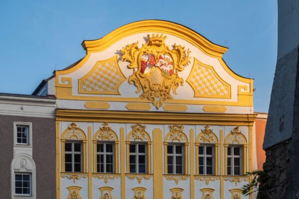 Geschichte auf Schritt und Tritt erfährt man bei der öffentlichen Altstadtführung in Burghausen, die ab 4. April wieder jeden ersten Samstag im Monat stattfindet. Fotocredit: Burghauser Touristik