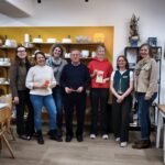 Von links nach rechts: Luise Mitterer (Hotel Post), Sarah Taubmann (Gewinner des 1  Preises), Ulrike Straßer (Optik Straßer), Walter Heinzl (Gewinner des 2  Preises), Christina Kalessa (Gewinnerin des 3  Preises), zusammen mit Anett Mühlich (Keramik Atelier) sowie Petra Forstpointner (1  Vorsitzenden des Werbering Burghausens bei der Preisübergabe am 26 03 2026 im Keramik Atelier des Gewinnspiels "Gewinne Deine Rechnung zurück" 