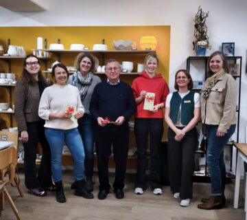 Von links nach rechts: Luise Mitterer (Hotel Post), Sarah Taubmann (Gewinner des 1  Preises), Ulrike Straßer (Optik Straßer), Walter Heinzl (Gewinner des 2  Preises), Christina Kalessa (Gewinnerin des 3  Preises), zusammen mit Anett Mühlich (Keramik Atelier) sowie Petra Forstpointner (1  Vorsitzenden des Werbering Burghausens bei der Preisübergabe am 26 03 2026 im Keramik Atelier des Gewinnspiels "Gewinne Deine Rechnung zurück" 