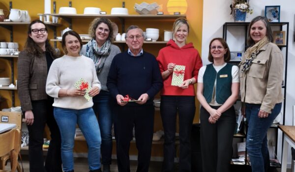 Von links nach rechts: Luise Mitterer (Hotel Post), Sarah Taubmann (Gewinner des 1. Preises), Ulrike Straßer (Optik Straßer), Walter Heinzl (Gewinner des 2. Preises), Christina Kalessa (Gewinnerin des 3. Preises), zusammen mit Anett Mühlich (Keramik Atelier) sowie Petra Forstpointner (1. Vorsitzenden des Werbering Burghausens bei der Preisübergabe am 26.03.2026 im Keramik Atelier des Gewinnspiels "Gewinne Deine Rechnung zurück".