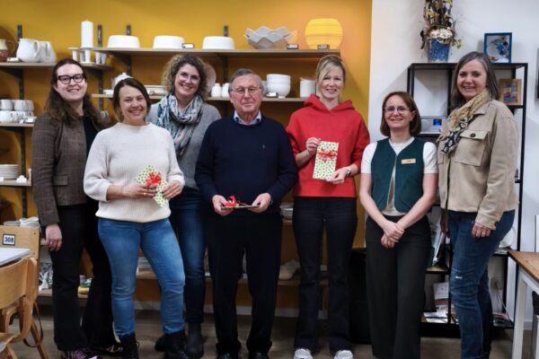 Von links nach rechts: Luise Mitterer (Hotel Post), Sarah Taubmann (Gewinner des 1. Preises), Ulrike Straßer (Optik Straßer), Walter Heinzl (Gewinner des 2. Preises), Christina Kalessa (Gewinnerin des 3. Preises), zusammen mit Anett Mühlich (Keramik Atelier) sowie Petra Forstpointner (1. Vorsitzenden des Werbering Burghausens bei der Preisübergabe am 26.03.2026 im Keramik Atelier des Gewinnspiels "Gewinne Deine Rechnung zurück".