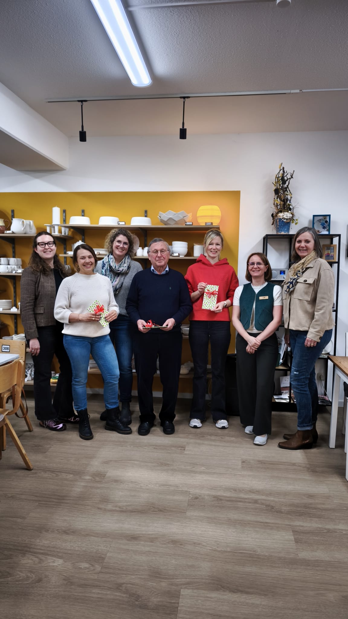 Von links nach rechts: Luise Mitterer (Hotel Post), Sarah Taubmann (Gewinner des 1  Preises), Ulrike Straßer (Optik Straßer), Walter Heinzl (Gewinner des 2  Preises), Christina Kalessa (Gewinnerin des 3  Preises), zusammen mit Anett Mühlich (Keramik Atelier) sowie Petra Forstpointner (1  Vorsitzenden des Werbering Burghausens bei der Preisübergabe am 26 03 2026 im Keramik Atelier des Gewinnspiels "Gewinne Deine Rechnung zurück" 
