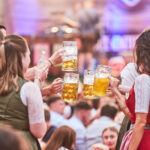 Das traditionelle und über die Stadtgrenzen hinaus beliebte Volksfest Burghauser Mai Wies’n lädt 10 Tage lang zum Bummeln, Amüsieren und Genießen ein  Fotocredit: Werbering Burghausen