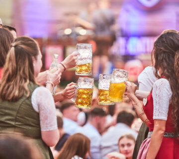 Das traditionelle und über die Stadtgrenzen hinaus beliebte Volksfest Burghauser Mai Wies’n lädt 10 Tage lang zum Bummeln, Amüsieren und Genießen ein  Fotocredit: Werbering Burghausen