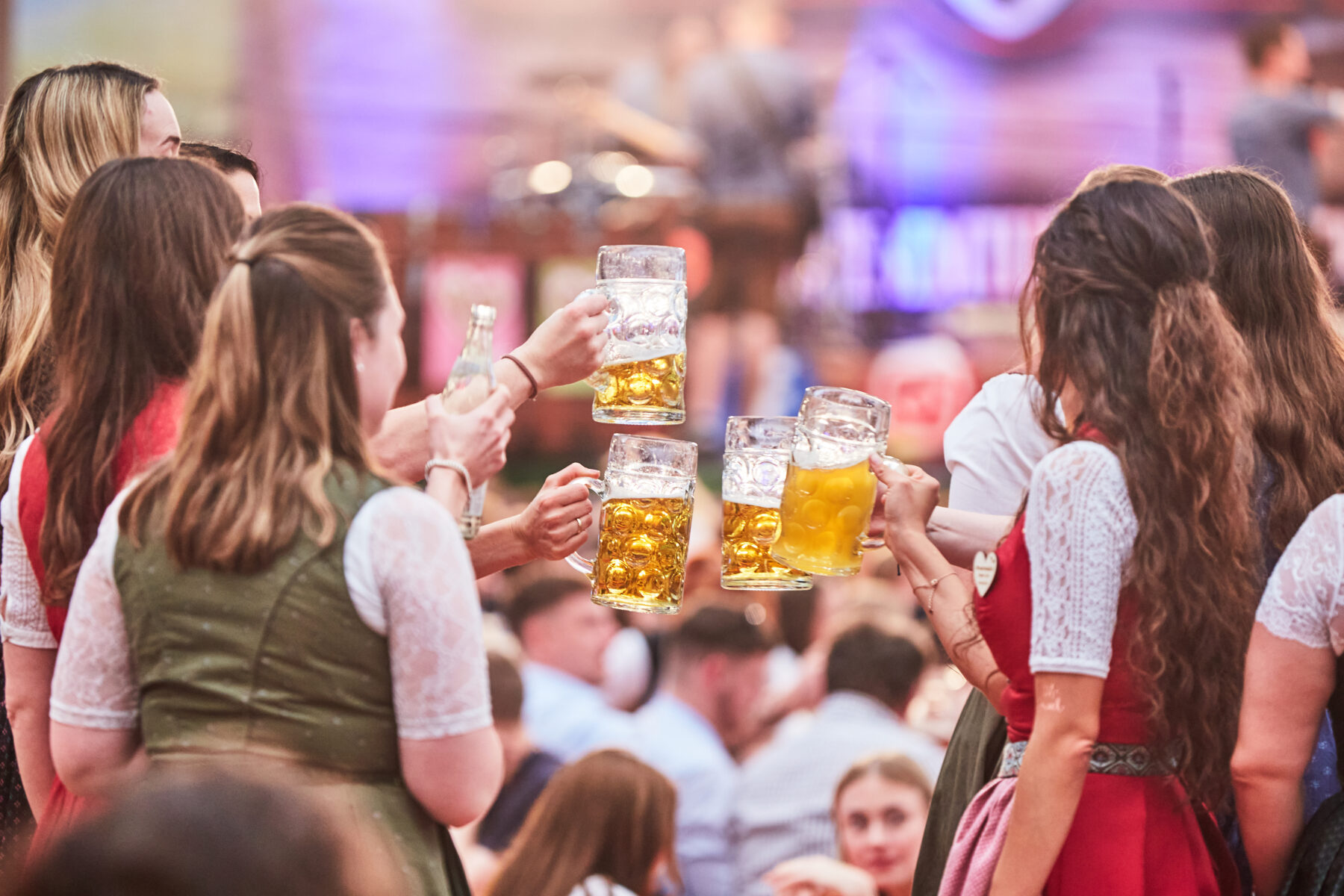 Das traditionelle und über die Stadtgrenzen hinaus beliebte Volksfest Burghauser Mai Wies’n lädt 10 Tage lang zum Bummeln, Amüsieren und Genießen ein Fotocredit: Werbering Burghausen