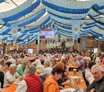 Burghauser Bürger ab 65 Jahren erhalten Wertgutscheine für den Besuch der Mai Wies'n am Seniorennachmittag 