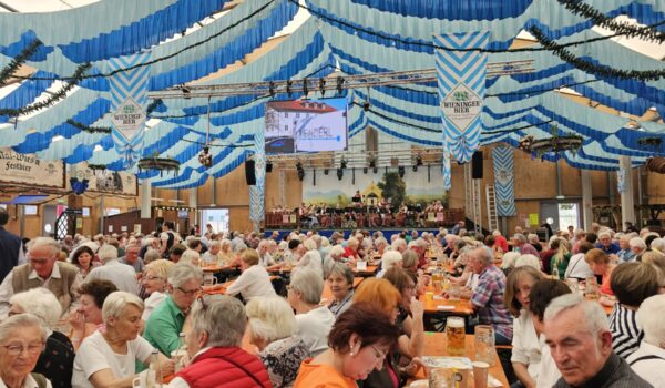 Burghauser Bürger ab 65 Jahren erhalten Wertgutscheine für den Besuch der Mai-Wies'n am Seniorennachmittag.