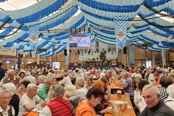 Burghauser Bürger ab 65 Jahren erhalten Wertgutscheine für den Besuch der Mai-Wies'n am Seniorennachmittag.