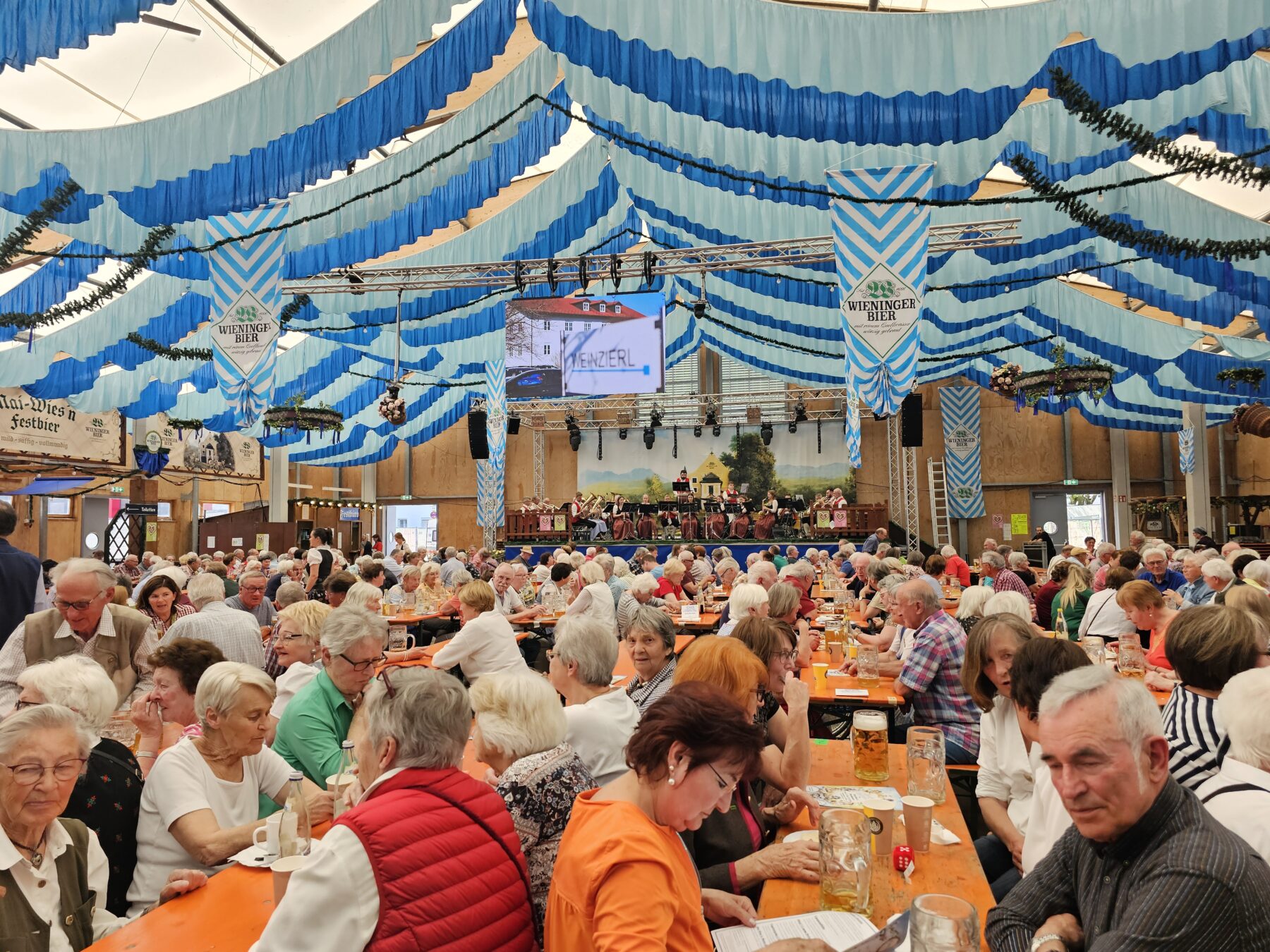 Burghauser Bürger ab 65 Jahren erhalten Wertgutscheine für den Besuch der Mai Wies'n am Seniorennachmittag 